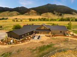 Luxury Oasis Near Yellowstone, Spacious 4-Bedroom Home, pond, Guest House - Image 3