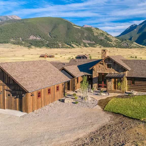 Emigrant Peak Lodge ·Privacy, Firepit, near Chico and Yellowstone Park - Image 1